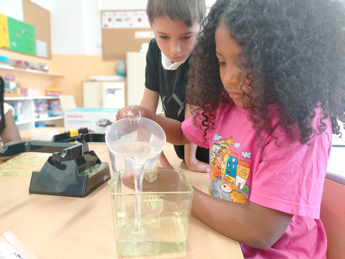 FontRosella's tweet photo. Com mesurem els líquids? 💧💧🤔
Així s'inicia la proposta  matemàtica a 2n.
Els alumnes han pogut experimentar amb el material i descobrir quines són les mesures de capacitat: litre, mig litre i quart de litre 🫗. Han après i s'han divertit fent mates!👏🏻👏🏻 https://t.co/yJGswpciFJ