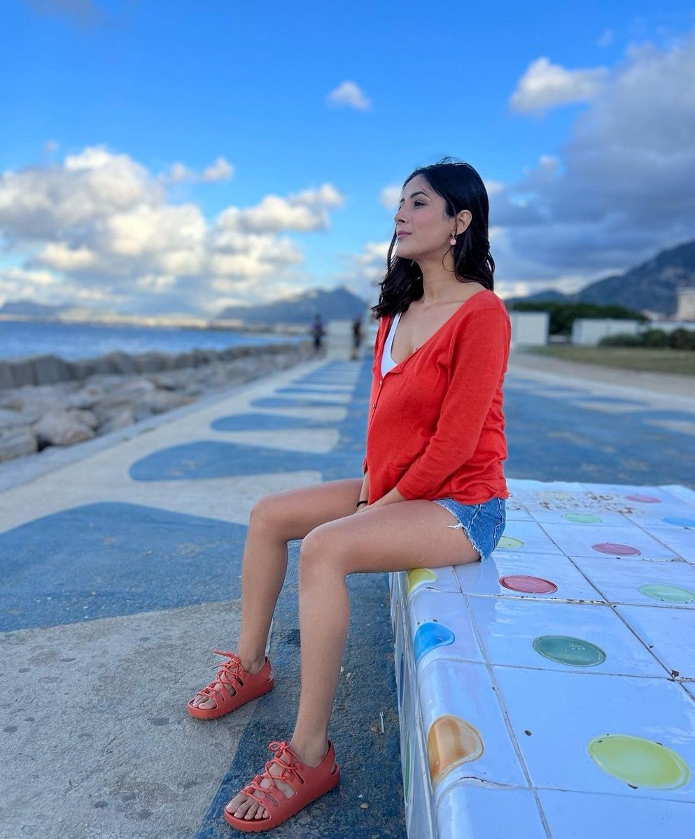 shehnaazQueen14's tweet photo. New ig post 📫 

Sana looking so beautiful 😍 

Link 👉 https://t.co/mnLQS4Yi0s

#SHEHNAAZGILL https://t.co/5d069ZUM5S