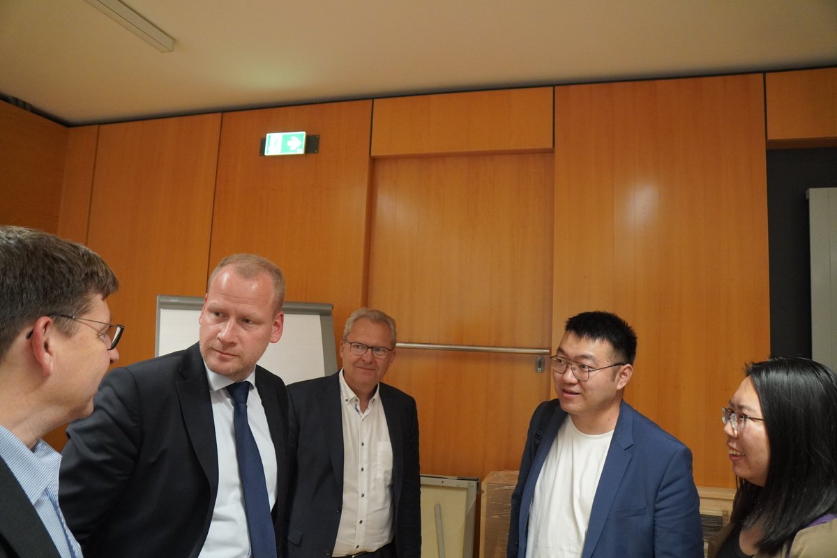 rewiunigraz's tweet photo. Welcome to Jian Jin and Qing Li from Nanjing University‼️
Prof. Jin and Prof. Li will offer our students insights into Chinese law and discuss with them, among others, issues of transparency and resilience.
#thinkinglaw #weworkfortomorrow #unigraz https://t.co/aWIqou96Nu