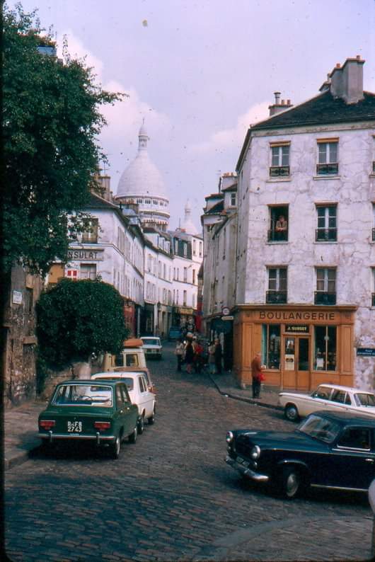 Le Sacré-Coeur et la boulangerie de la rue Norvins. 
c.1970. Paris France