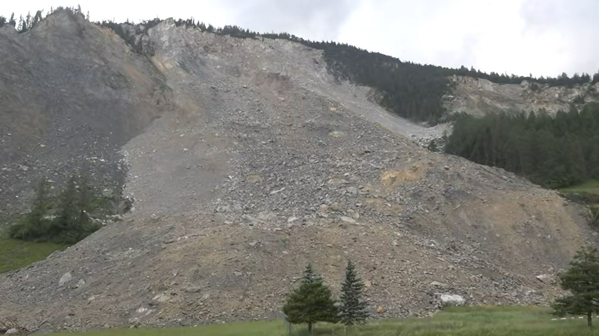 Overnight on 15/16 June 2023, a major landslide has occurred at Brienz-Brinzauls. The images show the site late yesterday afternoon and this morning, taken from the Blick webcam: blogs.agu.org/landslideblog/… #Brienz-#Brinzauls #Switzerland #landslide