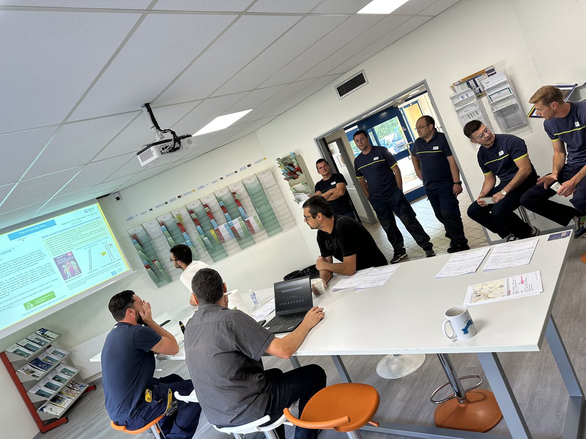 MassatCaroline's tweet photo. Clôturons cette semaine de la #Securite365 avec un rappel sur les descentes en fouilles. Un acte banal qui peut s’avérer dangereux. Merci Arnaud RE pour la présentation ce matin aux équipes. @GRDF @Act4gaz #GrdfSO #AiNimes Merci à tous! https://t.co/WHHipAejsi