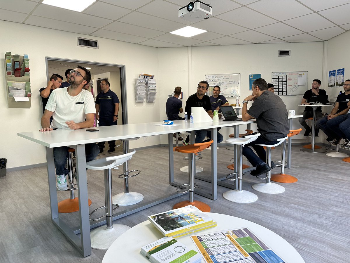 MassatCaroline's tweet photo. Clôturons cette semaine de la #Securite365 avec un rappel sur les descentes en fouilles. Un acte banal qui peut s’avérer dangereux. Merci Arnaud RE pour la présentation ce matin aux équipes. @GRDF @Act4gaz #GrdfSO #AiNimes Merci à tous! https://t.co/WHHipAejsi