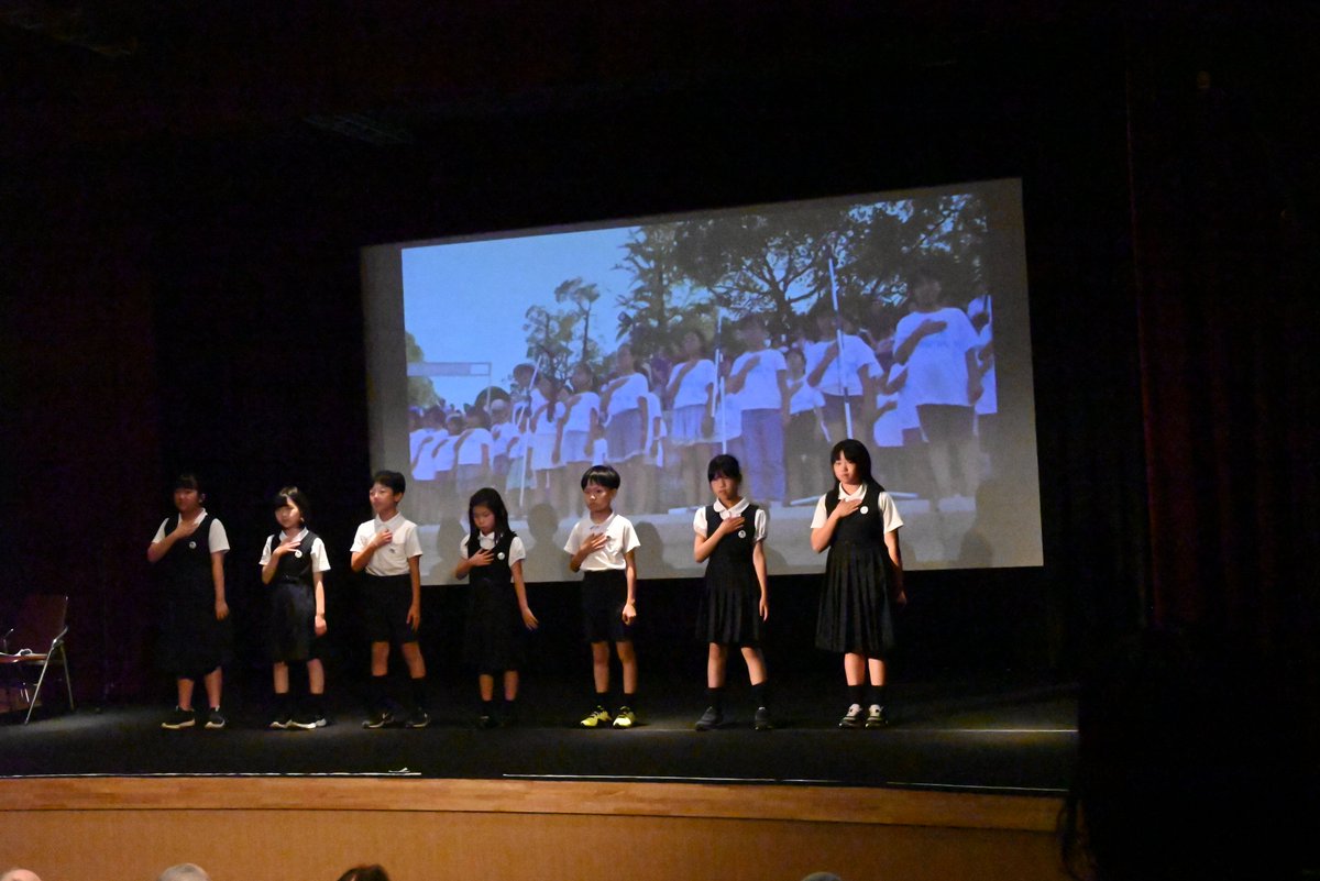 Gen_anniversary's tweet photo. 上映会レポpart3

アニメーション上映前のオープニングアクトとして、「広島愛の川」を、地元の小学生の斉唱で。
たくさんのお客さんの中、堂々と歌いきってくれた子どもたち、そして今回のプログラムをコーディネートしてくださった、同曲の作曲者である山本加津彦さんに心から感謝です。

#Gen50th https://t.co/9Lx8XGf5jv