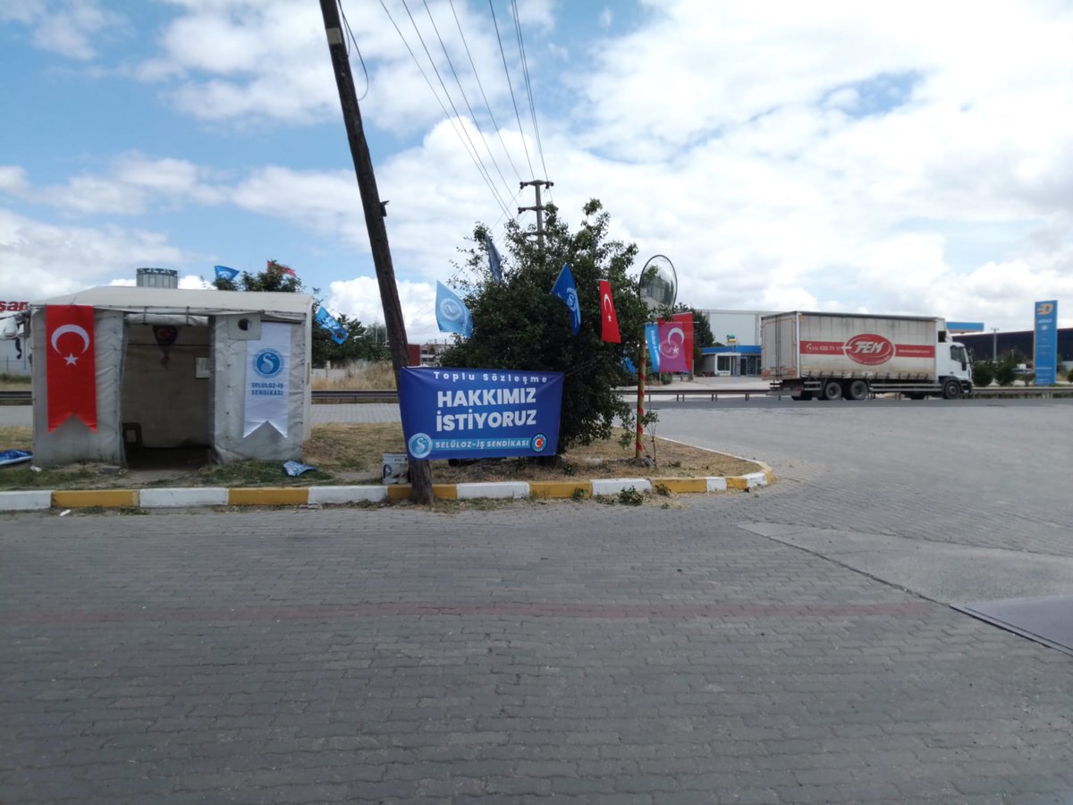 selulozis's tweet photo. 31 Aralık 2021 yılında başlattığımız @LilaDirenis hala fabrika önünde devam ediyor. Aradan geçen 1,5 senede her türlü yasal ve yasadışı sorunla boğuşup, bertaraf ettik. Şimdi de uzun süren yetki davasıyla uğraşıyoruz. Haklıyız, kararlıyız, kazanacağız! https://t.co/WicRpyHSLF