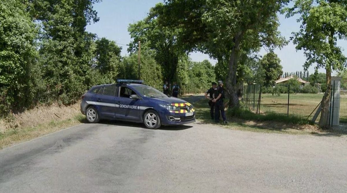 InfosFrancaises's tweet photo. ALERTE - Le corps de Karine Esquivillon, mère de famille disparue depuis le 27 mars, a été retrouvé dans un bois en Vendée, après les aveux du mari. Selon sa version, il était en train de nettoyer une arme à feu lorsqu'une balle est accidentellement partie (Le Parisien / BFMTV). https://t.co/7ca8THafHW