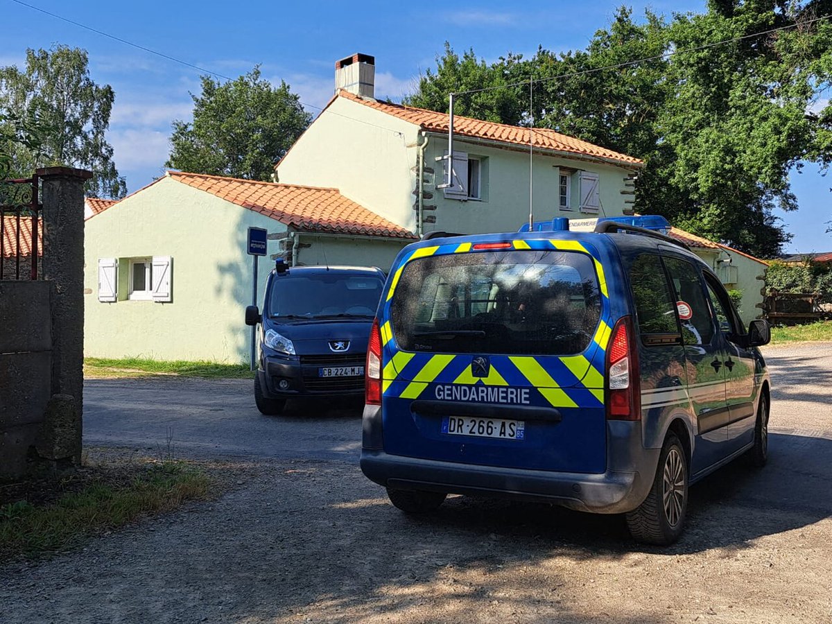 InfosFrancaises's tweet photo. ALERTE - Le corps de Karine Esquivillon, mère de famille disparue depuis le 27 mars, a été retrouvé dans un bois en Vendée, après les aveux du mari. Selon sa version, il était en train de nettoyer une arme à feu lorsqu'une balle est accidentellement partie (Le Parisien / BFMTV). https://t.co/7ca8THafHW