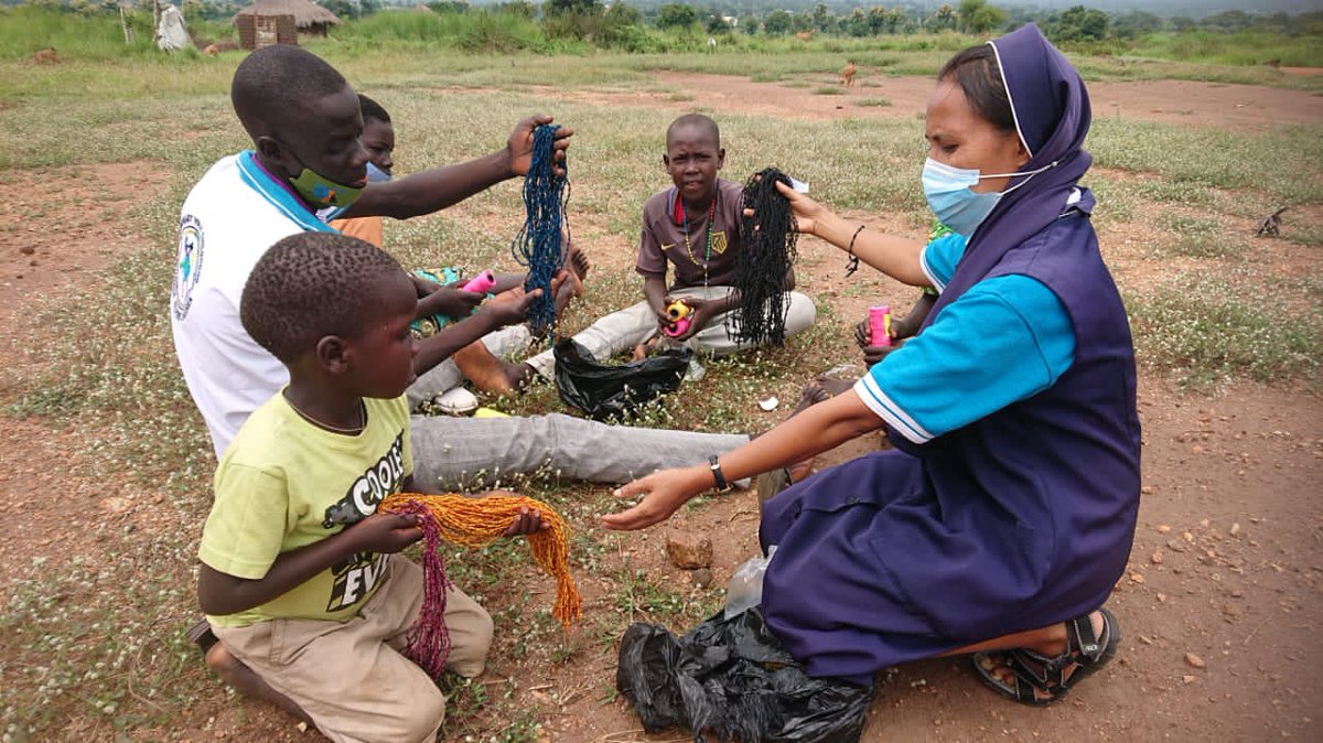 werbisci's tweet image. #BliżejMisji
Dzieci i młodzież z #Bidibidi w Ugandzie, obozu dla uchodźców z Sudanu Płd., robią różańce misyjne, które mają wspomóc ich edukację.
Już niebawem więcej o akcji #RóżanieczBidibidi.