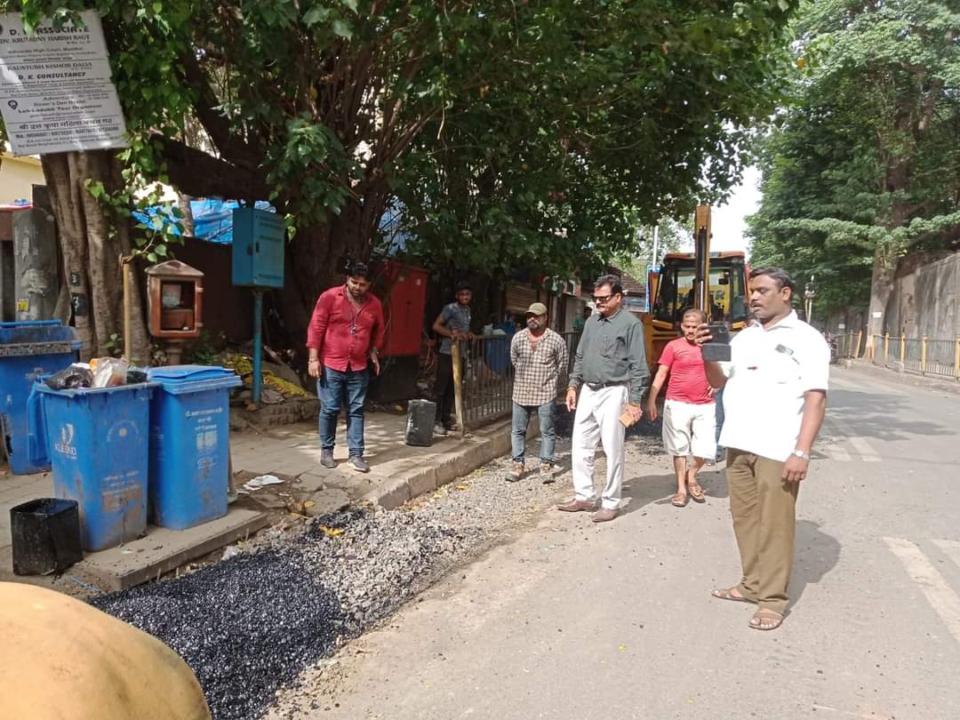 AnilKokil's tweet photo. प्रभाग फेरी!
दत्ताराम लाड मार्ग येथे महानगर गॅस पाईप लाइन चे कामासाठी रस्त्यावर घेतलेला खड्डा महानगर पालिकेच्या संबंधित विभागाकडून खडी टाकून भरण्यात आला.त्याच वेळेला संबंधित महापालिकेच्या अधिकाऱ्यांना सदर खड्डा डांबराने व्यवस्थित करण्यात यावा अशा सूचना केलेल्या होत्या.. #शिवसेना https://t.co/APuzS6pM2w