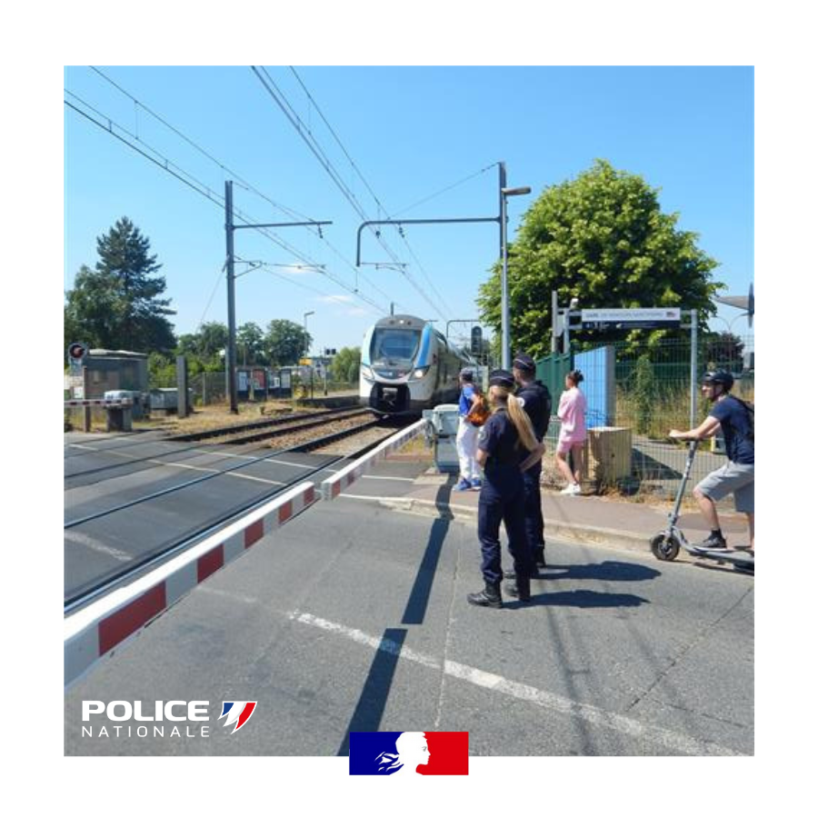 PoliceNat77's tweet photo. 🗓️ Mercredi, les #policiers 👮‍♀️👮‍♂️ de Fontainebleau étaient à Saint-Pierre-Lès-Nemours afin d'assurer la sécurisation d'un passage à niveau 🚧 de la @SNCFReseau. 🚆

✅ Barrière baissée = je m'arrête.

🚨 Mieux vaut attendre que risquer sa vie ! https://t.co/CqOQYDA1xm