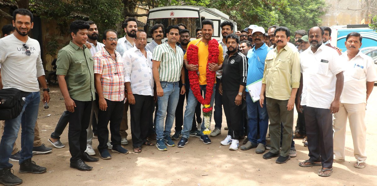 Make way for our boss🔥 Yes @PDdancing is on SET!! A @sinu_sj ride!! #PaatuAdiAattamRepeat 🥳 @pettarapthemovi @Vedhika4u @immancomposer @thilak_ramesh @Sanlokesh @onlyartmohan @Viveka_Lyrics @madhankarky @onlynikil @akash_tweetz