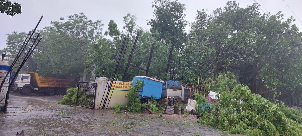 ronakdgajjar's tweet photo. Situation of entries of Govt offices &amp; Police station in Nakhatrana

@SkymetWeather
@Windycom

#CycloneBiporjoy https://t.co/PhLOOa9BoL
