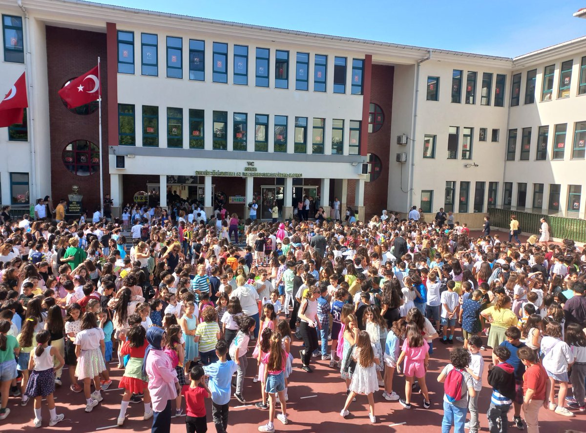 2022-2023 Eğitim Öğretim yılında ders zili bugün son kez çaldı; ülkemizin dört bir yanında #karne sevinci yaşandı🛎️

Sevgili öğrenciler…

Bol bol dinlenin, gezin, eğlenin, kitap okuyun.

Çünkü bu tatili hak ettiniz.

Göz aydınlığımız çocuklarımızı, kıymetli öğretmenlerimizi,