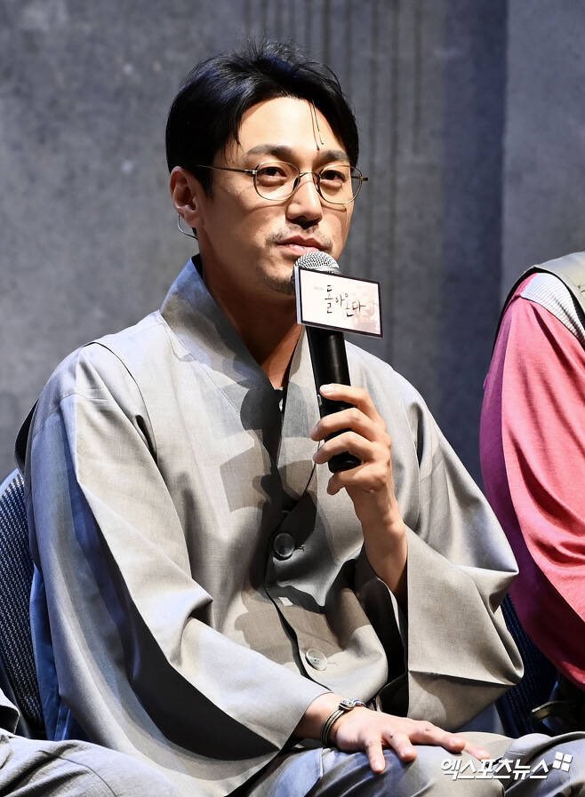 #ChoiYoungJoon reportedly cast for drama <#GunsAndTalks>, he will act as Jung-woo which was played by #ShinHaKyun in the original film, who specializes in explosives.

#ChaSeungWon in talks to act Sang-yeon.