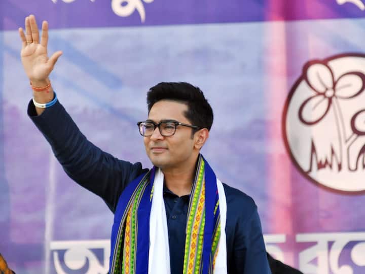 BarasatT64297's tweet photo. ক্লান্তিহীন ছুটছে ঘোড়া একনাগাড়ে মাস দেড়েক.. গদ্দারদের কফিন জুড়ে অভিষেকের শেষ পেরেক..
#BanglayJonoJowar https://t.co/03lhmmDaqb