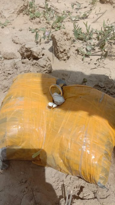 #AlertBSF on Thursday recovered two packets of suspected narcotics weighing 2.2 kg dropped by a drone near Rajasthan's Sriganganagar border.
🇮🇳 #BSFAgainstDrugs #TejRan Jai Hind 
 #BiparjoyCyclone 
#CycloneBiporjoy