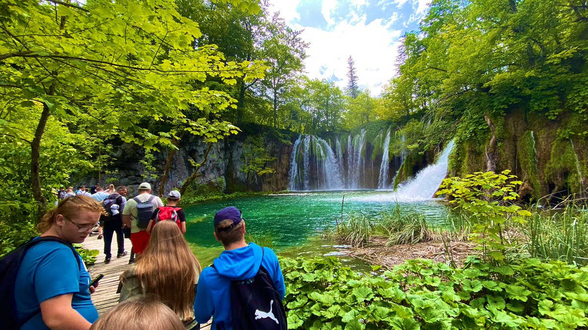 CollegeRecey's tweet photo. 🇭🇷🐻 Nous laissons derrière nous la #Croatie et le parc national de #Plitvice. Un spectacle naturel de plusieurs heures pour nos élèves. @DraeacBFC https://t.co/XosEoK1Leh
