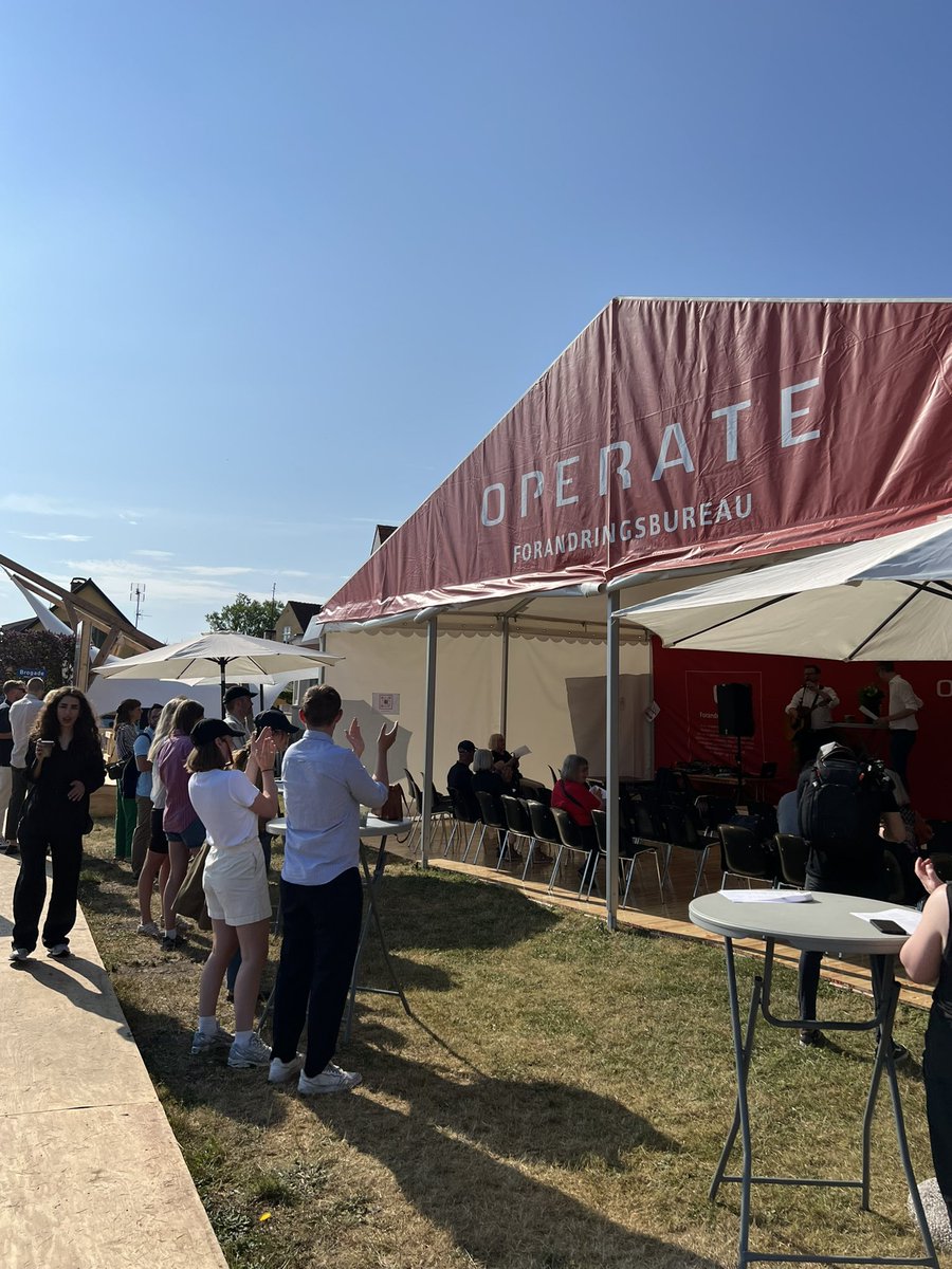 Egmontfonden's tweet image. Når Benny Engelbrecht er færdig med at synge “Fedterøv” som fællessang, så begynder vores brainstorm om, hvordan vi kan forbedre sommerferierne for børn, der lever i fattigdom.

Det foregår med et kompetent panel i Operates telt ved F37 🌈 #FM23