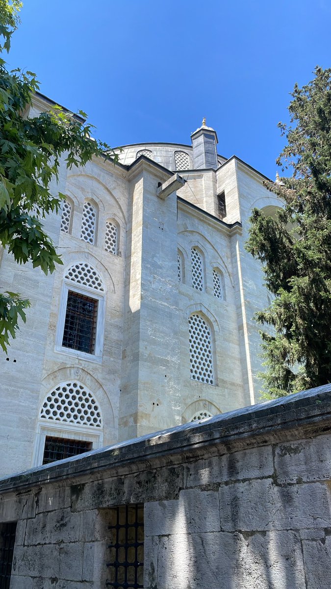 Ne zaman yanından geçsem, önce başımı kaldırıp hayranlıkla bakıp, sonra başımı eğip utançla “biz bu neslin devamı olamayız; eğer devamıysak ne zaman işimizi adam gibi yapacağız” diyorum