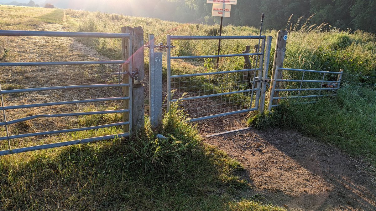 RecyclerBill's tweet image. A number of two-way #gate #latches encountered this week in #Hoveringham #RiverTrent
Close inspection 🧐 shows they are not all exactly the same. There's more out there than I first thought 🤔
#QuiteInterestingGatesAndLatchesOfTheUK
#BillsGates