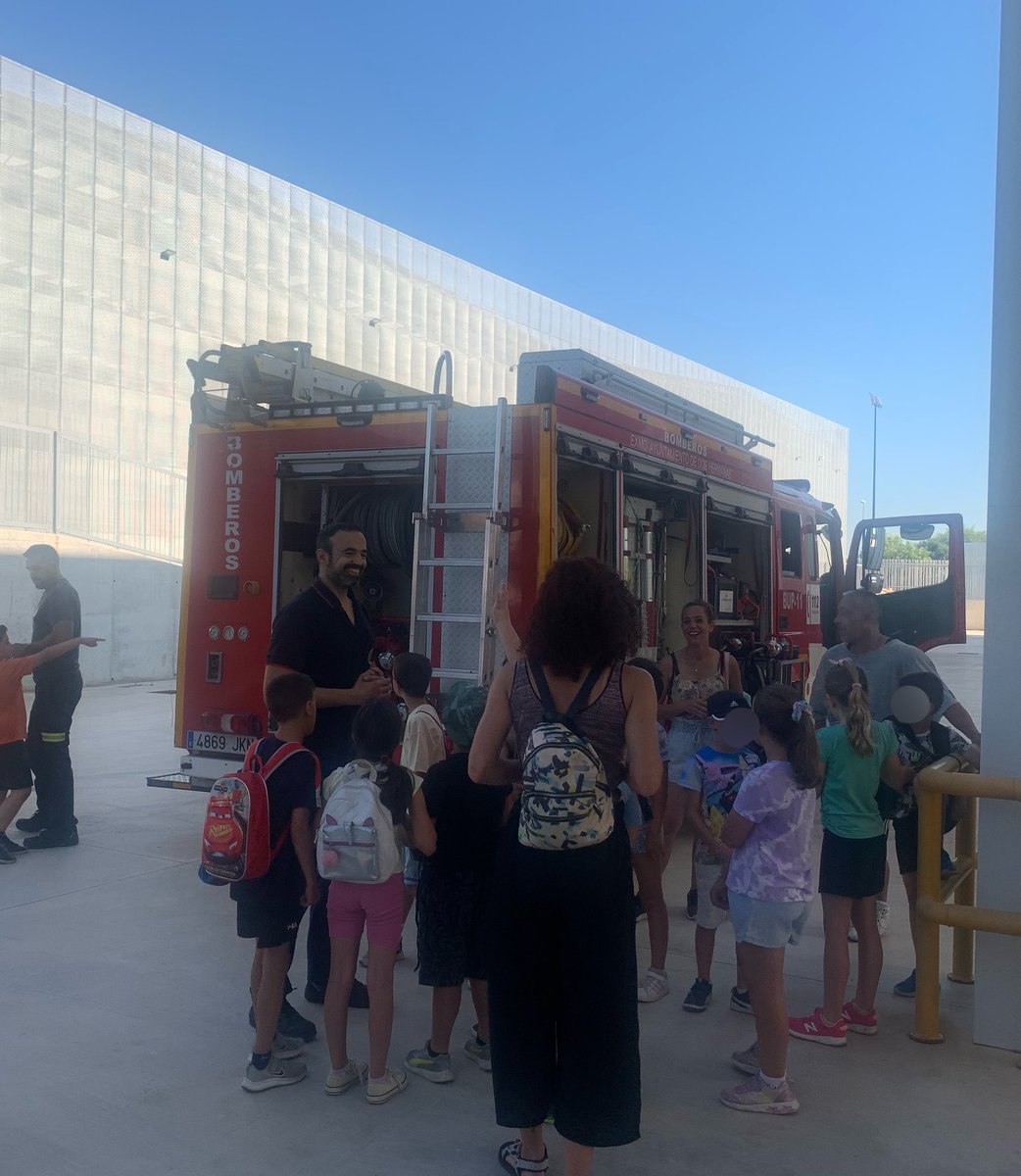 🚸Ayer y hoy hemos recibido la visita en nuestras instalaciones de los alumnos del colegio Valme Coronada, con los que hemos podido compartir consejos de prevencion y han podido conocer nuestro trabajo de cerca. 🚒 #Bomberos <a href="/aytodoshermanas/">Ayuntamiento de Dos Hermanas</a> #prevenciondeincendios