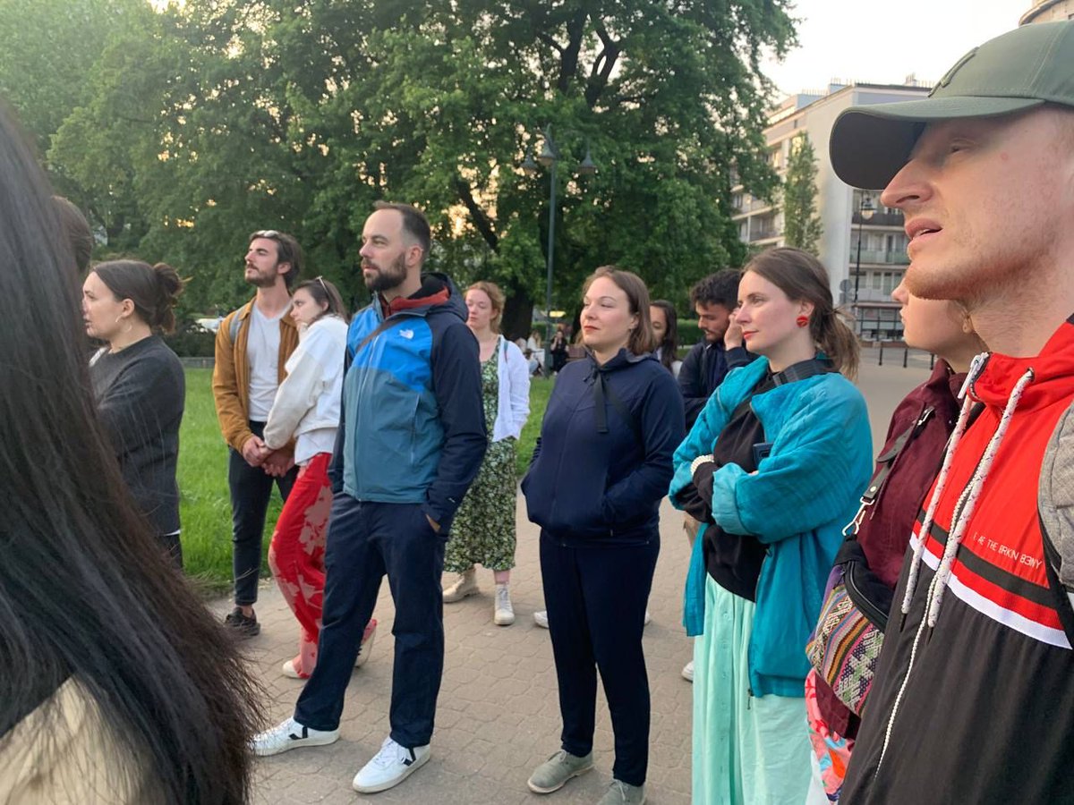emsMedienschule's tweet photo. Während eines Volontariats an einer Journalistenschule entwickeln sich oft Freundschaften, die ein (Berufs-)Leben lang halten. Kürzlich ist ein Teil von #ems9 gemeinsam nach Warschau gefahren. Dort arbeitet ihr Ex-Mit-Volontär Martin @mrtinski Adam als Korrespondent für die ARD. https://t.co/Jr5bwuS7pj