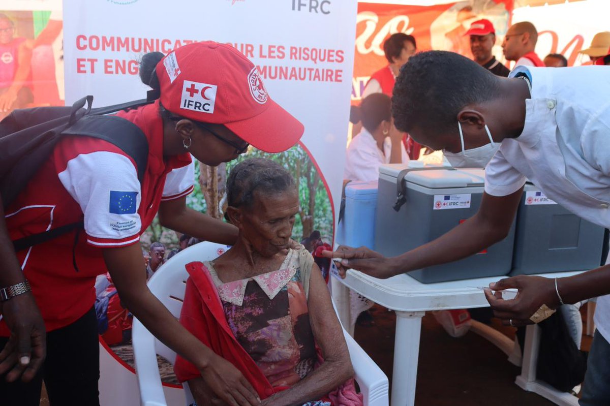 Currently in Tuléar, #Madagascar, witnessing the impactful implementation of @MadaRedCross's @EU_ECHO-funded #COVID19 and routine vaccination program. Volunteers are reaching landlocked communities, supporting the Ministry of Health efforts for equitable access to vaccination