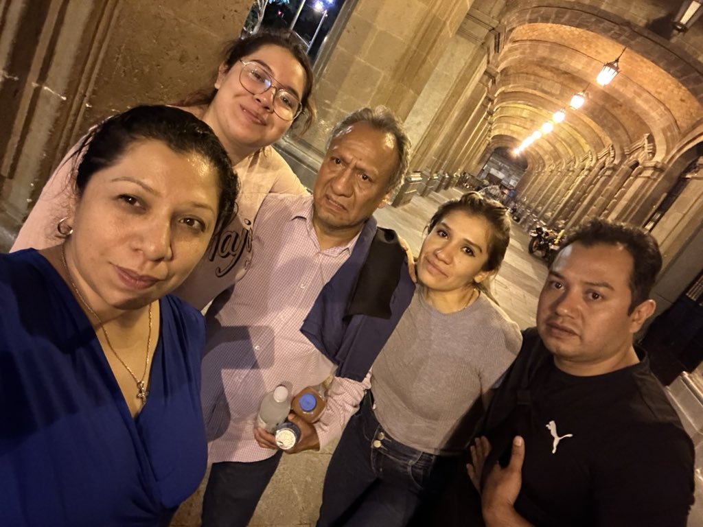 jeanetina's tweet photo. En la #lucha dejando víveres y una cobija para pasar la
Noche en espera de la respuesta a los
Afectados de la línea 12 @martibatres @Claudiashein #soyunavictimamasdelalinea12 #AYUDA @lopezobrador_ https://t.co/TgnUjxiVrH