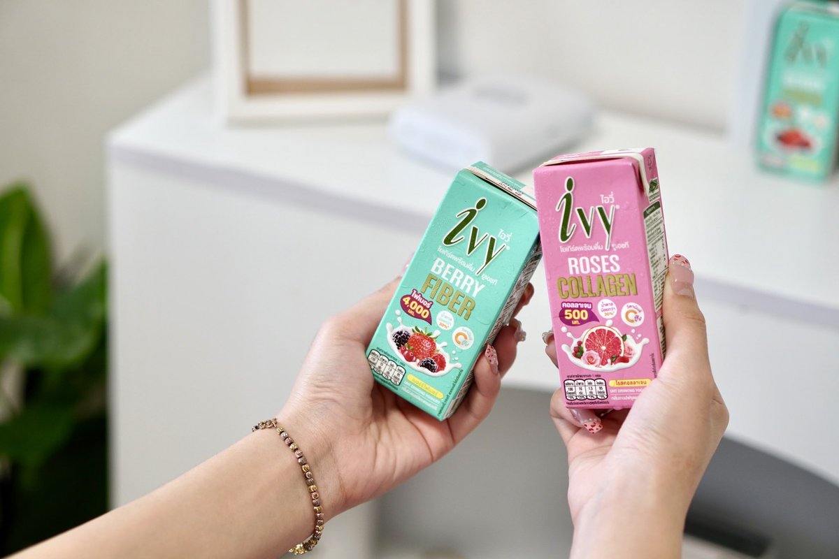 japaikin's tweet photo. ความเลอค่าที่ควรเยินยอ โยเกิร์ตพร้อมดื่ม ivy อร่อยตัวลอย หวานน้อยไม่แสบคอ เต็มไปด้วยวิตามินซี ดีทั้ง 2 รส คอลลาเจน งานผิวใสต้องมา ส่วนไฟเบอร์คือขับถ่ายคล่องเวอร์ 
กล่องน่ารักหยุ๋มหยิ๋ม กลายเป็นว่าตอนนี้กินแทนของหวานไปเลย 555 #ไอวี่คู่หูหุ่นเป๊ะผิวปัง https://t.co/3iaD76w9v3