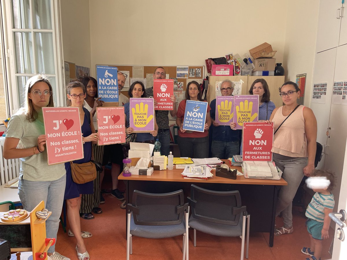 Ce matin, les parents occupent encore le bureau de la directrice pour empêcher la fermeture de classe. Déjà 45 inscrits en petite section pour la prochaine rentrée contre 30 estimés par le rectorat. <a href="/SimonnetDeputee/">Danielle Simonnet</a> <a href="/AnneBaudonne/">Anne Baudonne</a> <a href="/CKerrero/">Christophe Kerrero</a> <a href="/EricPliez/">Eric Pliez</a> <a href="/PapNdiaye/">Pap Ndiaye</a> <a href="/Ul20Fcpe75/">💔 UL20 FCPE PARIS</a>
