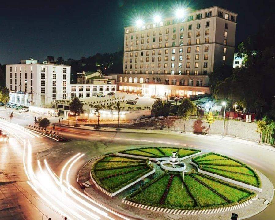 MuleFeTg's tweet photo. "ዛሬ ከበርካታ ዓመታት በኋላ ቆሜ ለሀገሬ ዘመርኩ!
ኃይሌ ሆይ፤ ሀገርሽን በማን ትወክያታለሽ? ቢሉኝ በአንተ ነው።
አዲሱ ኃይሌ ግራንድ ሆቴል የኢትዮጵያ ሠንደቅ ዓላማ  ጠዋትና ማታ ሲወጣና ሲወርድ #የኢትዮጵያ_ሕዝብ_መዝሙር_ይዘመራል።"
...
Thread 📷 https://t.co/XVf3zKepta