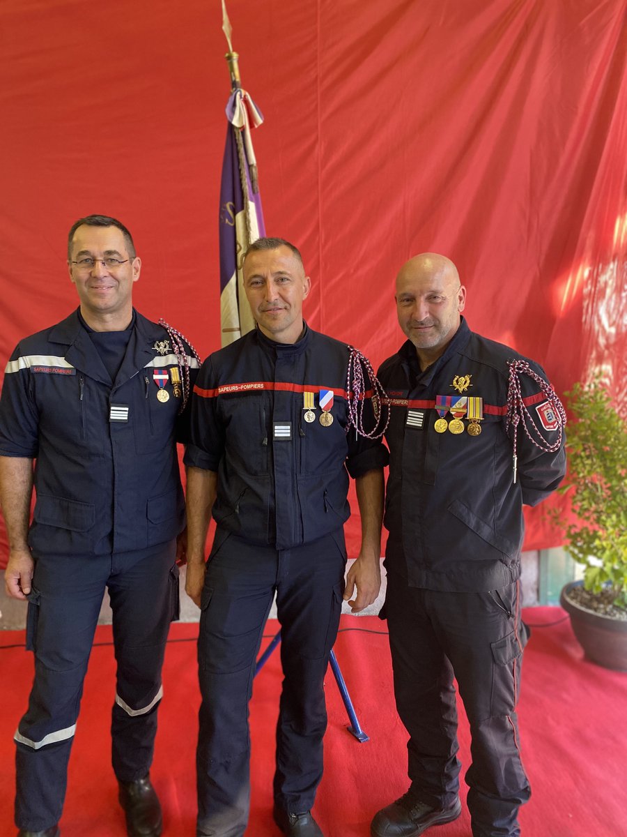 SDISPompiers07's tweet photo. #Passation | Mercredi s’est déroulée la cérémonie de passation de commandement du centre d'incendie et de secours d'Aubenas entre le commandant CHAMPETIER et le capitaine AUZAS. Un moment fort pour la caserne en présence de nombreux élus et autorités.👏 https://t.co/zEhxPKlOTm