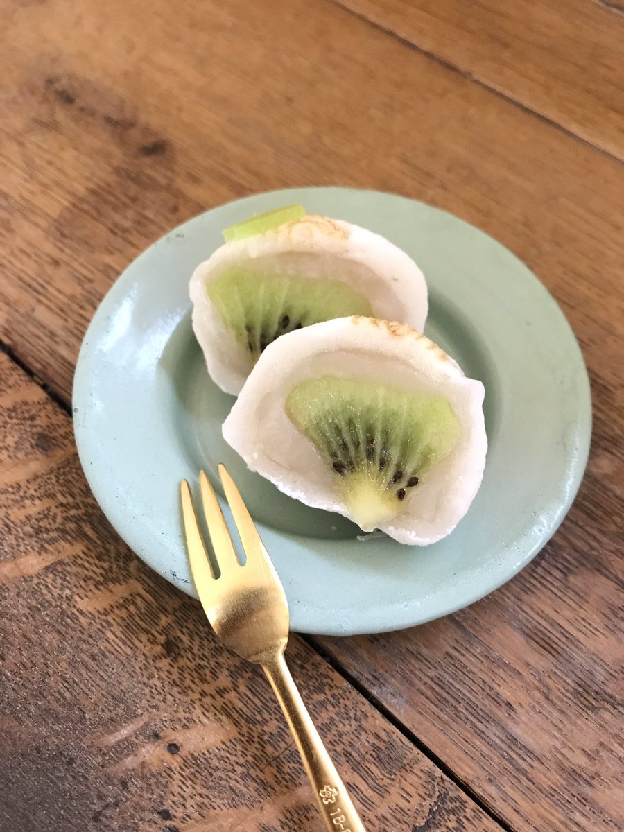 yuimico's tweet photo. キウイは和菓子にもとってもよく合いますよね〜🥝💕 https://t.co/vmAqzsRc6T