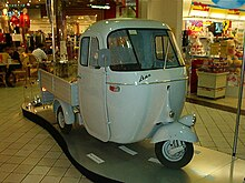 LioMartin13's tweet photo. @HieronymusMcG @historyinmemes @36_global Ceci n'est pas un véhicule italien mais allemand. Il s'agit d'une BMW Isetta. Les années correspondent par contre : fin années 50 - début 60. En 3 roues italien, citons par exemple le Piaggio APE. https://t.co/PMQsbuY94K