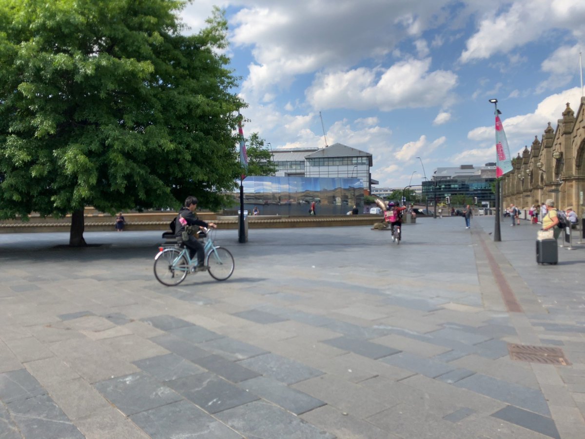 otogisyrupz's tweet image. シェフィールドの街へウーバーバッグ背負って走る！
宣伝もあるけど、なによりも街中を走ることで街のいろんなところを自由に発見することができる。
知らない街を自転車で走るたのしさはこれだと思う！

#SheffDocFest2023
#TokyoUberBlues
#東京自転車節