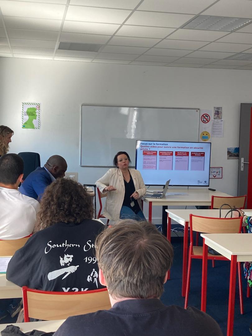 📅Semaine #Sécurité #Défense 
🤝 Promotion des métiers de la sécurité événementielle auprès des jeunes, présentation des opportunités d'emploi et formation.
 🚀 Une réussite grâce à une collaboration partenariale entre @poleemploi_IDF Guyancourt, <a href="/ESP_Securite/">Euro Sûreté Protect</a> et #INFISS.
#JOP24
