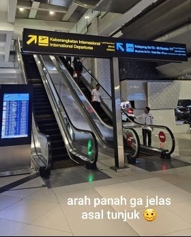 T3CGK's tweet photo. Apa kabar #T3CGK? Makin ancur, makin kampungan, makin lusuh, makin tambal sulam, makin ga jelas!
Suruh @BudiKaryaS @Rhenald_Kasali tanggung jawab dulu tunjuk arsitek gadungan seenak jidat. @mawaluddin #privatisasiCGK https://t.co/gLKqovq0em