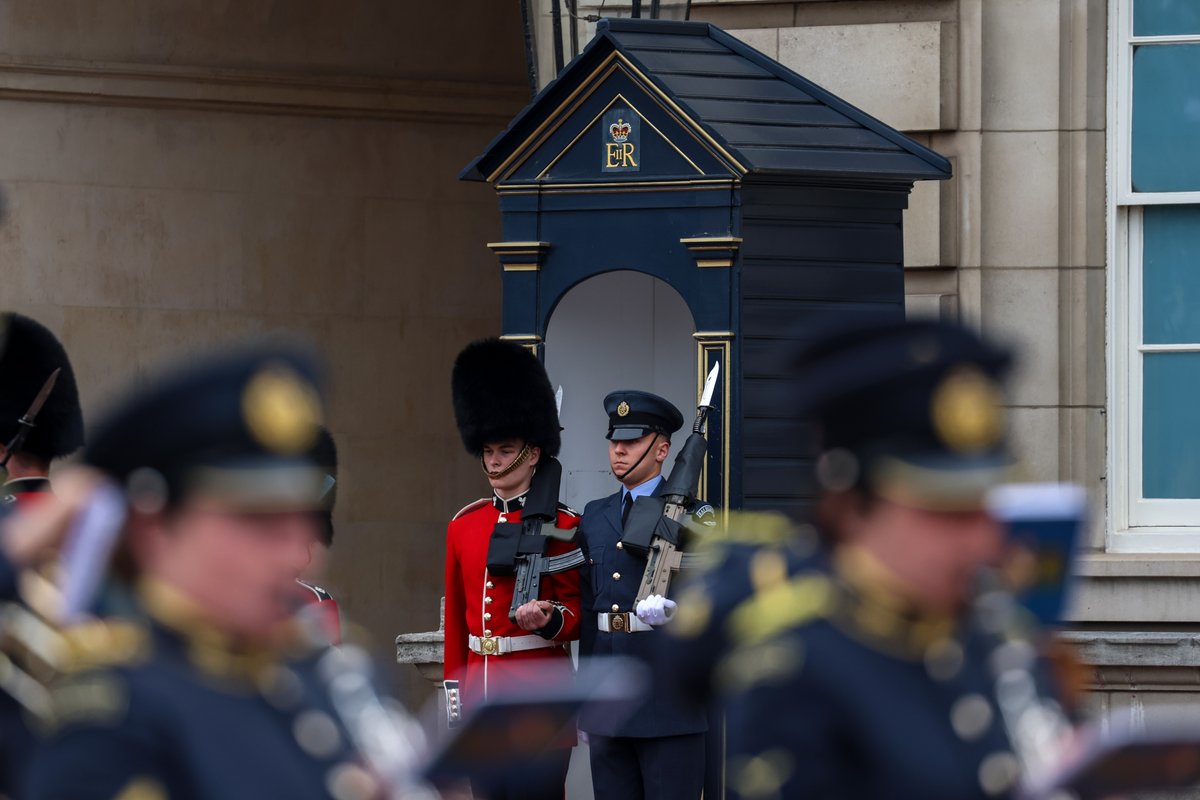 King’s Colour Sqn has taken on the role of the King’s Guard 80 years after first conducting the duty. The ceremony took place outside Buckingham Palace with @kingscolour_sqn guarding His Majesty’s London residences – Buckingham Palace and St James’ Palace.
ow.ly/5k7y50OPzCW