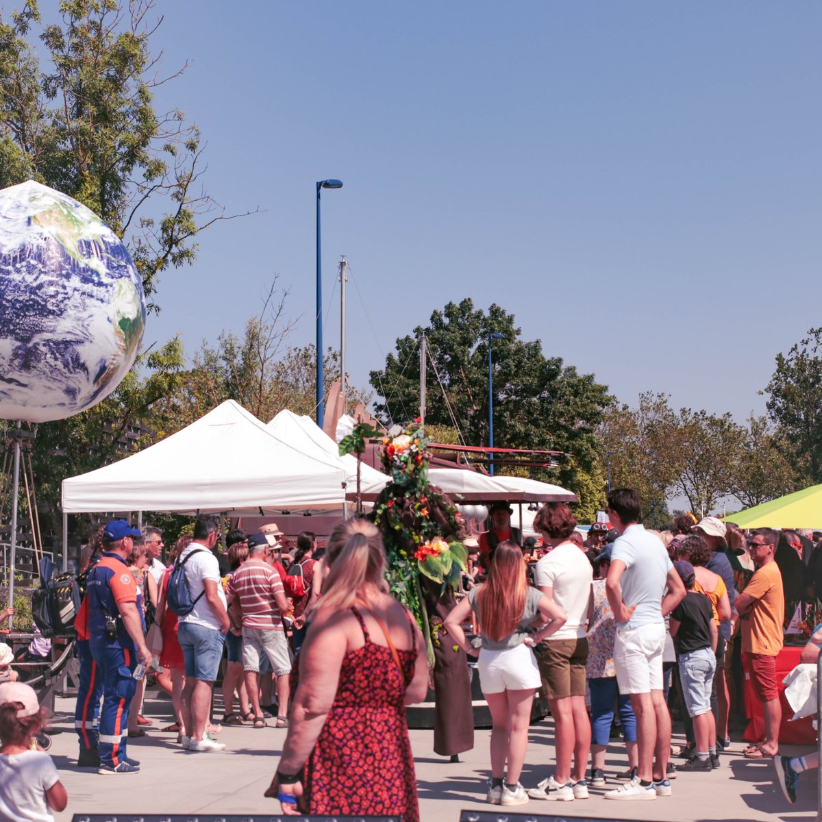 ⛵️ Débord de Loire en images

Le village du port, avec ses animations, démonstrations, expositions, visites guidées… était en effervescence. « Il y en a pour tous les goûts et tous les âges » s’enthousiasme un papa qui sort du Nautilus avec sa famille.
#cordemais #deborddeloire