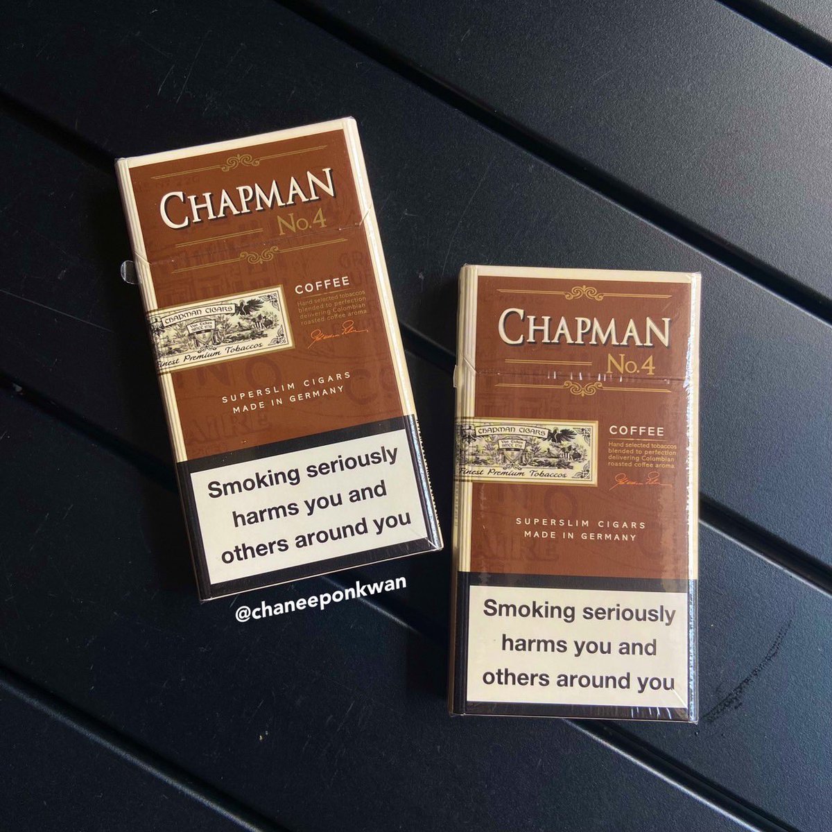 Chaneeponkwan's tweet photo. • Chapman Super Slim Cigar ☕️

📍 ซิกการ์จิ๋ว จากเยอรมัน ใช้ใบยาซิกการ์แท้ พร้อมกระดาษตัวมวนที่ใช้แบบเดียวกับซิกการ์ กลิ่นกาแฟ หอมชัดมาก น้องมาในรูปแบบมวนสลิม สีน้ำตาล เพิ่มความละมุนด้วยก้นกรองสีครีมตัดทอง ทำให้สูบนุ่มขึ้นด้วย 🫘

📍Price: 95 ฿/Carton 790 ฿ 

#บุหรี่นอก https://t.co/Bv6EIdmi6X