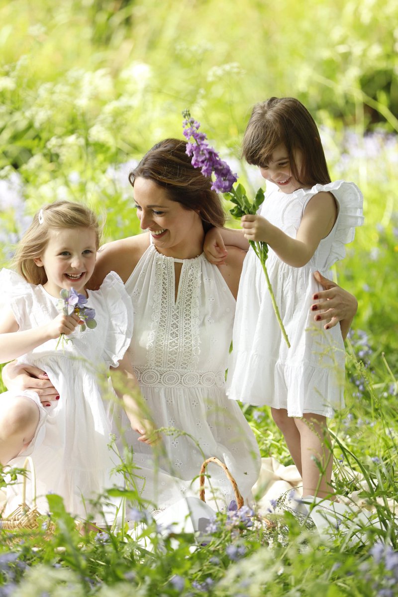 MeaganSarahPics's tweet photo. Another beautiful day for some outdoor family photography. #leeds #family #leedsphotography #kirkstallabbey https://t.co/5IU58rdTMe