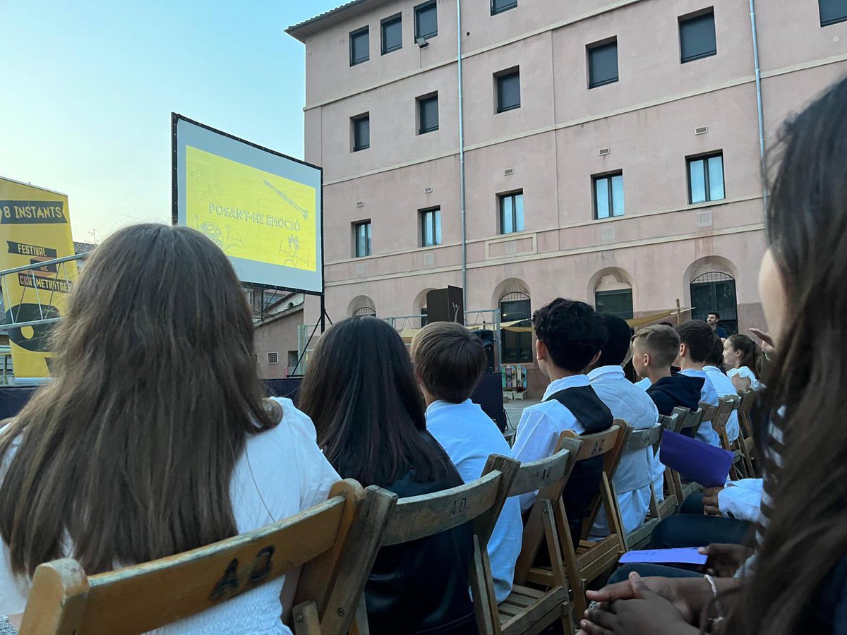 EpiaOlot's tweet photo. l’escenografia, vestuari… i finalment editar.
GRÀCIES alumnes per ensenyar-nos tant. Ha estat un plaer acompanyar-vos i aprendre plegats.
FELICITATS actrius i actors!!!
#SUMMEM #Tribuunivers #tribuemojis https://t.co/KwPu9TnaNU