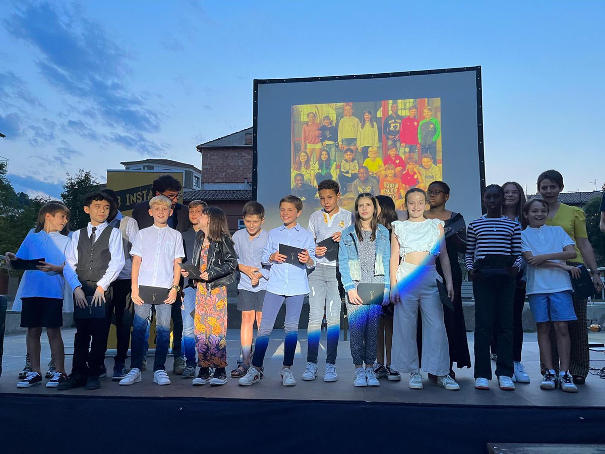 EpiaOlot's tweet photo. l’escenografia, vestuari… i finalment editar.
GRÀCIES alumnes per ensenyar-nos tant. Ha estat un plaer acompanyar-vos i aprendre plegats.
FELICITATS actrius i actors!!!
#SUMMEM #Tribuunivers #tribuemojis https://t.co/KwPu9TnaNU