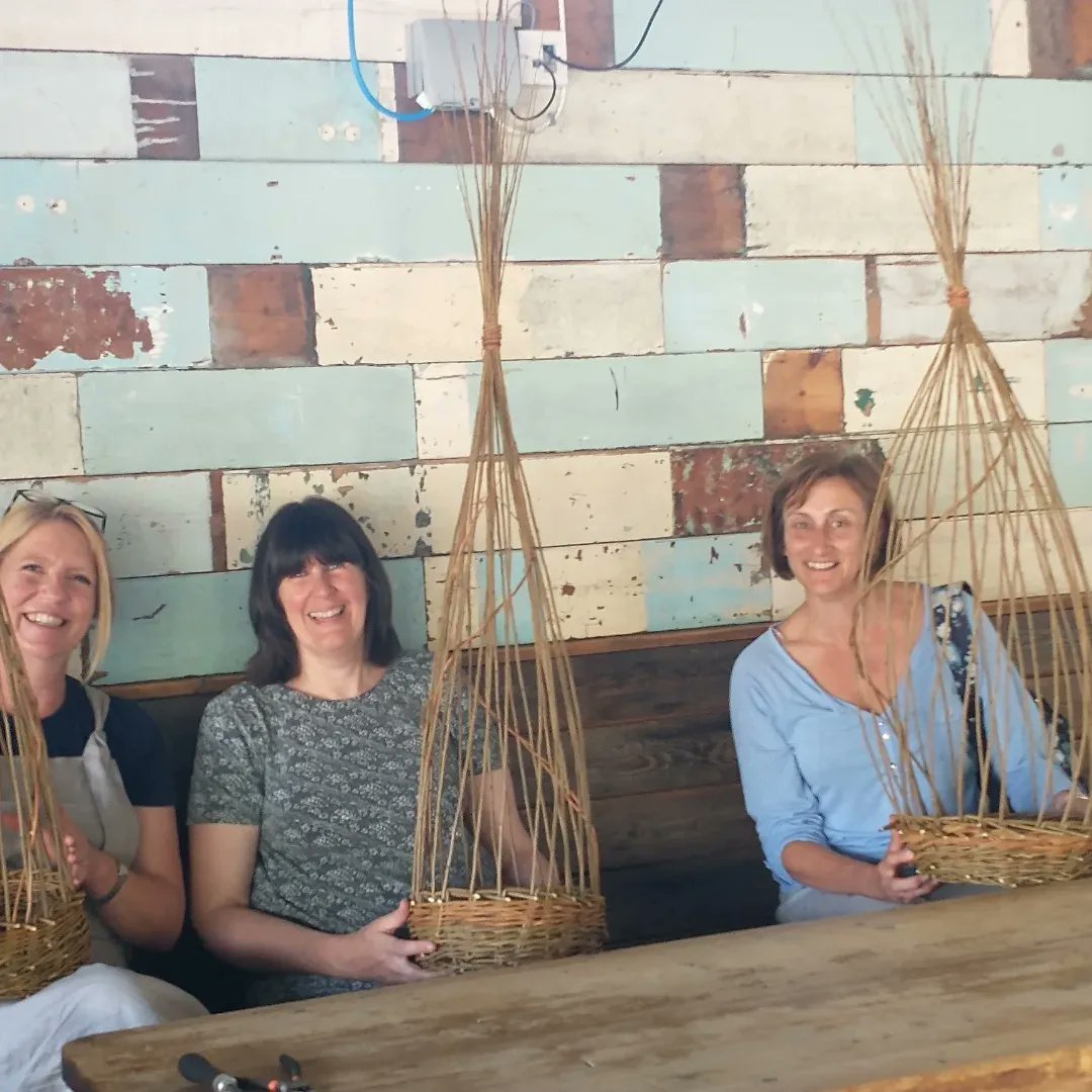What have you been doing to stay cool in the heat?
Today we were making sweet pea baskets in the shaded conservatory area at the  Lapstone #Eastleigh 

#basketry #workshop #gardencraft  #willowweaving #dayout #craftworkshop #weavingwithwillow #basketmaking