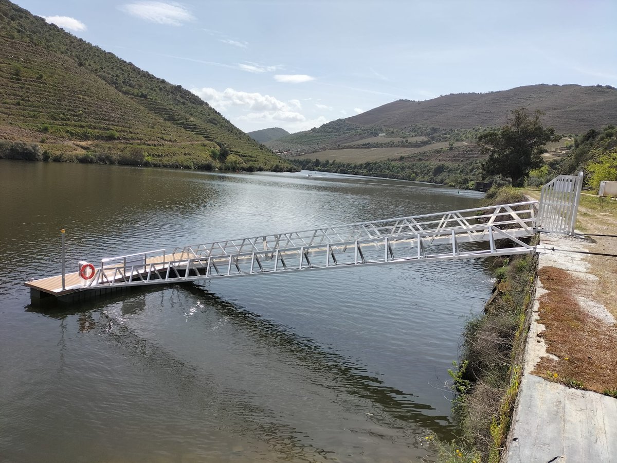 For the charm of its landscapes, the #Douro Valley could also be called an enchanted valley🌄Now we are delighted, after the installation of two wonderful jetties, thanks to our client, tourists will be able to stop with their boat and stay right on the banks of the Douro📌