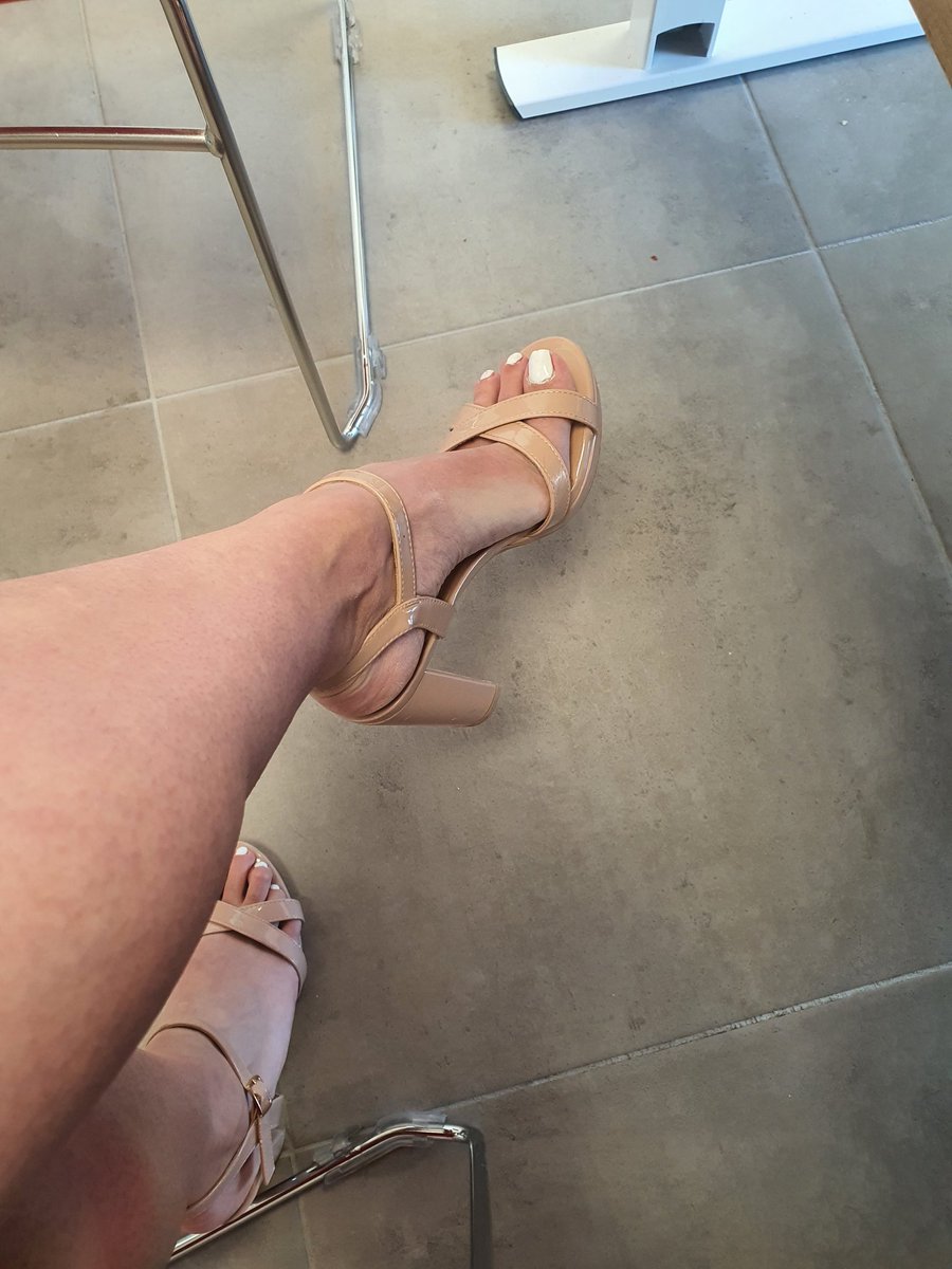 22feet09's tweet photo. J'aime imaginer une petite chienne entrain de me lécher les orteils et mes semelles en me remerciant 

Maîtresse soumis fetichiste feet domina @Brun0Parent @RTLovingFeet @rt_feet https://t.co/VUMggPGAwC