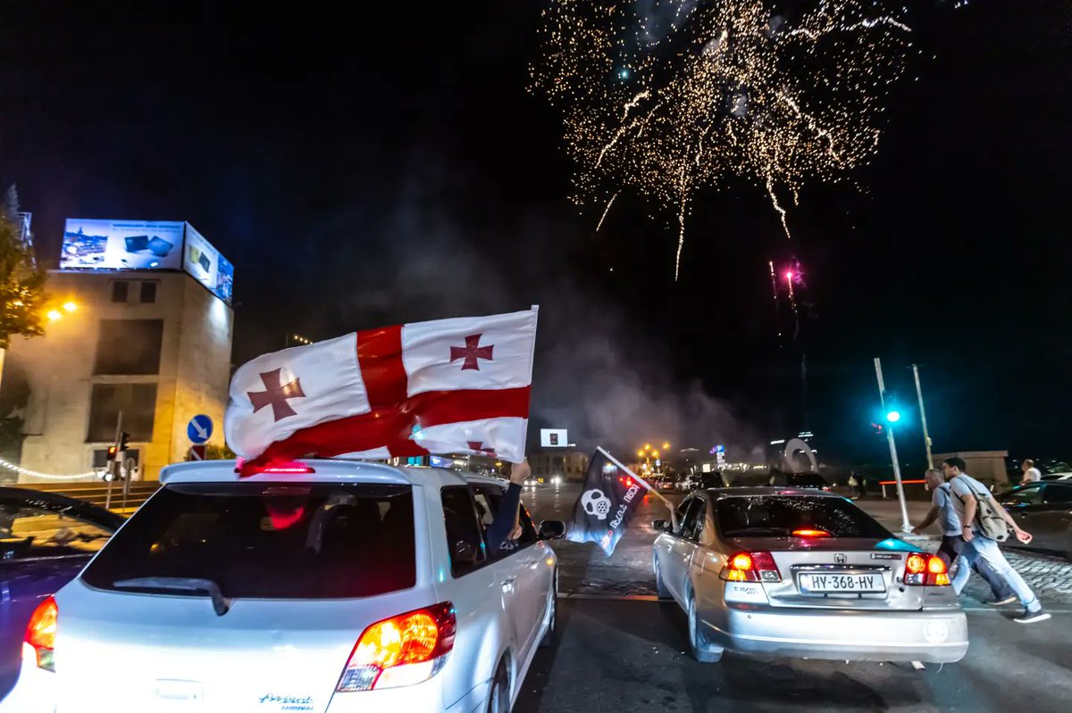 Majdafoto's tweet photo. Napadlo by vás vést ekologický protest z auta? Gruzínce ano. Kolona asi třiceti aut ověšenými vlajkami projíždí napříč Tbilisi. Řidiči vydatně troubí.Město se potýká s nadměrnou výstavbou. Obyvatelé požadují setkání se starostou a řešení problému. https://t.co/LtgG9Ig8vA