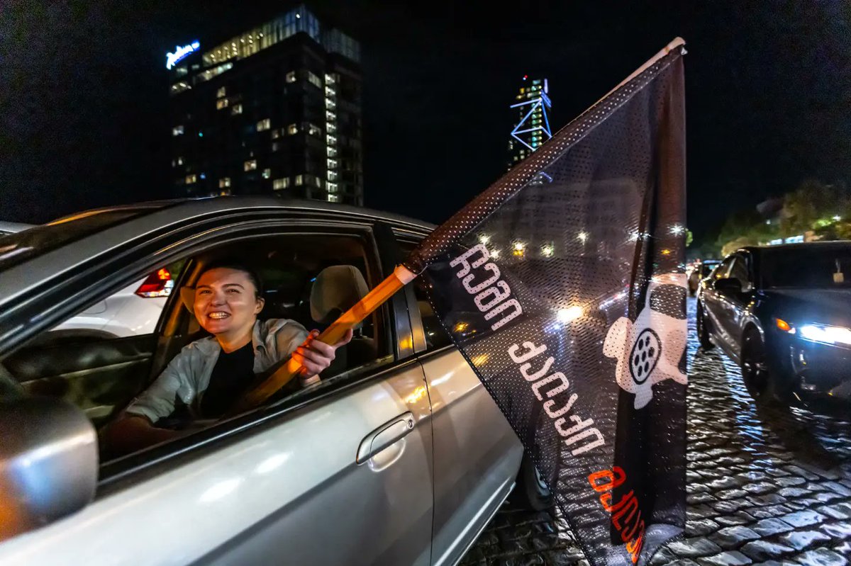 Majdafoto's tweet photo. Napadlo by vás vést ekologický protest z auta? Gruzínce ano. Kolona asi třiceti aut ověšenými vlajkami projíždí napříč Tbilisi. Řidiči vydatně troubí.Město se potýká s nadměrnou výstavbou. Obyvatelé požadují setkání se starostou a řešení problému. https://t.co/LtgG9Ig8vA