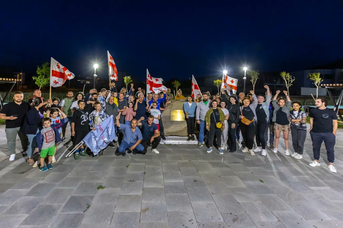 Majdafoto's tweet photo. Napadlo by vás vést ekologický protest z auta? Gruzínce ano. Kolona asi třiceti aut ověšenými vlajkami projíždí napříč Tbilisi. Řidiči vydatně troubí.Město se potýká s nadměrnou výstavbou. Obyvatelé požadují setkání se starostou a řešení problému. https://t.co/LtgG9Ig8vA