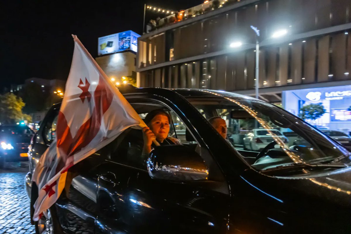 Majdafoto's tweet photo. Napadlo by vás vést ekologický protest z auta? Gruzínce ano. Kolona asi třiceti aut ověšenými vlajkami projíždí napříč Tbilisi. Řidiči vydatně troubí.Město se potýká s nadměrnou výstavbou. Obyvatelé požadují setkání se starostou a řešení problému. https://t.co/LtgG9Ig8vA